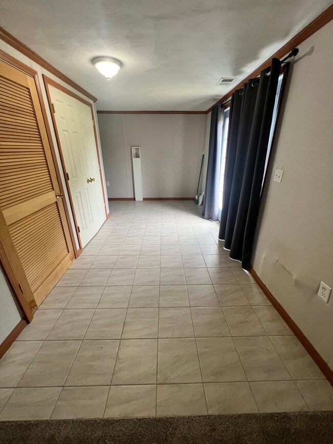 Building Photo - Basement apartment