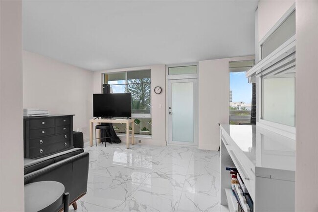 Building Photo - 2400 NE 9th St