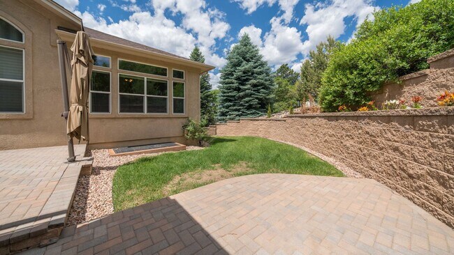 Building Photo - Gorgeous Rancher Located in University Bluffs