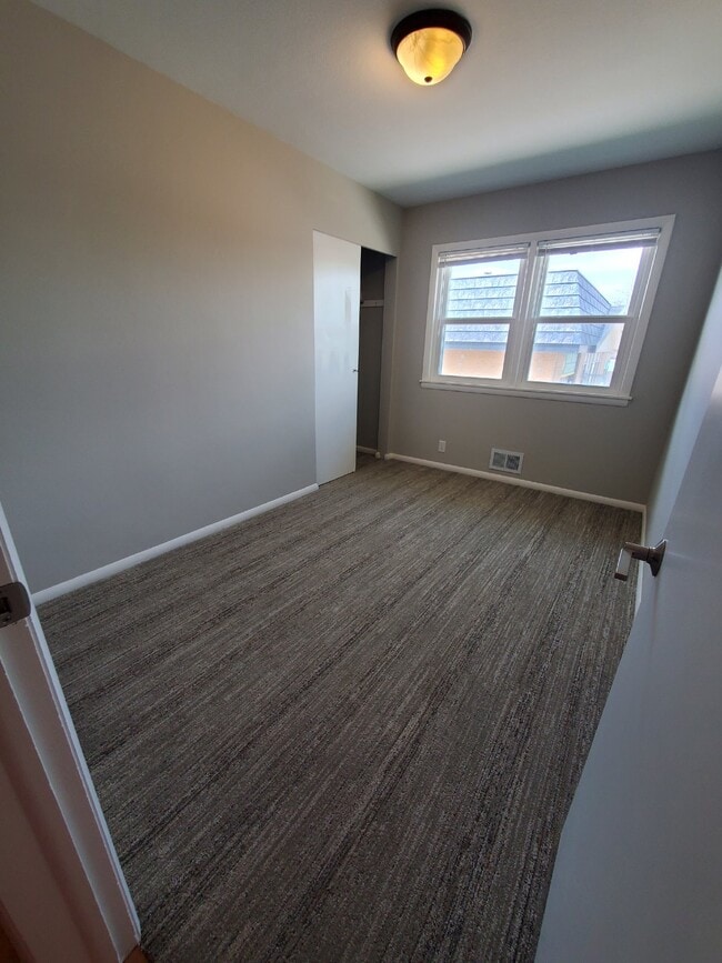 Building Photo - Gorgeous 3 bedroom 2 bath - Side by Side Duplex South Minneapolis