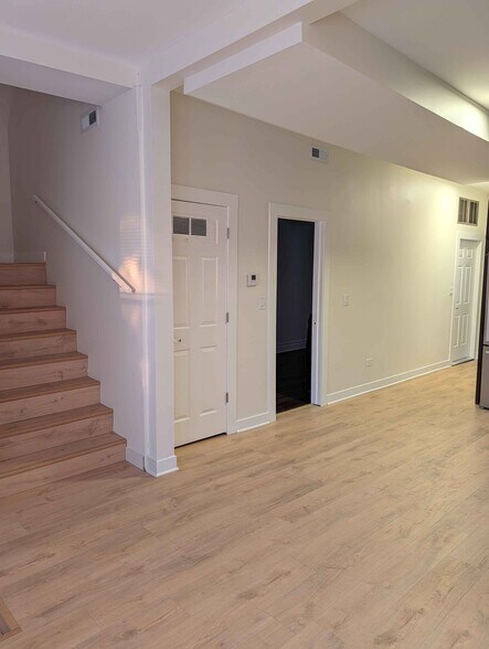 Building Photo - 2302 N Hamlin Ave