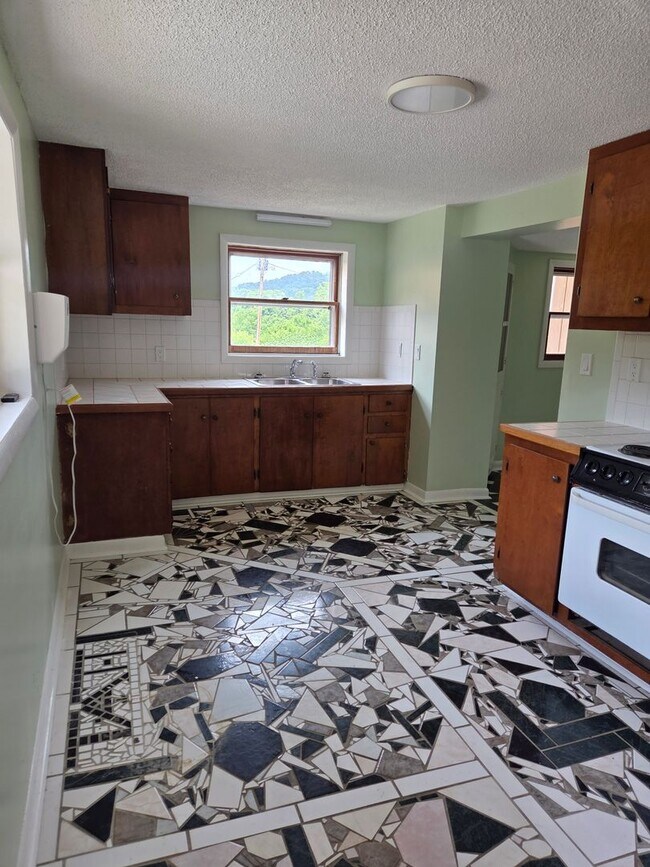 Building Photo - 2 Bedroom / 1 Bath chalet style Mtn Retreat duplex