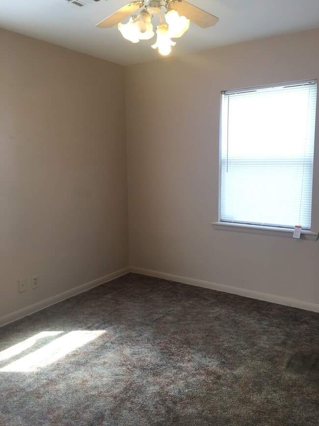 Building Photo - 3 bedroom + Bonus room/Bedroom and 1 bath ...