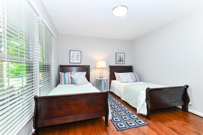 Building Photo - 4801 Sweetbriar Rd