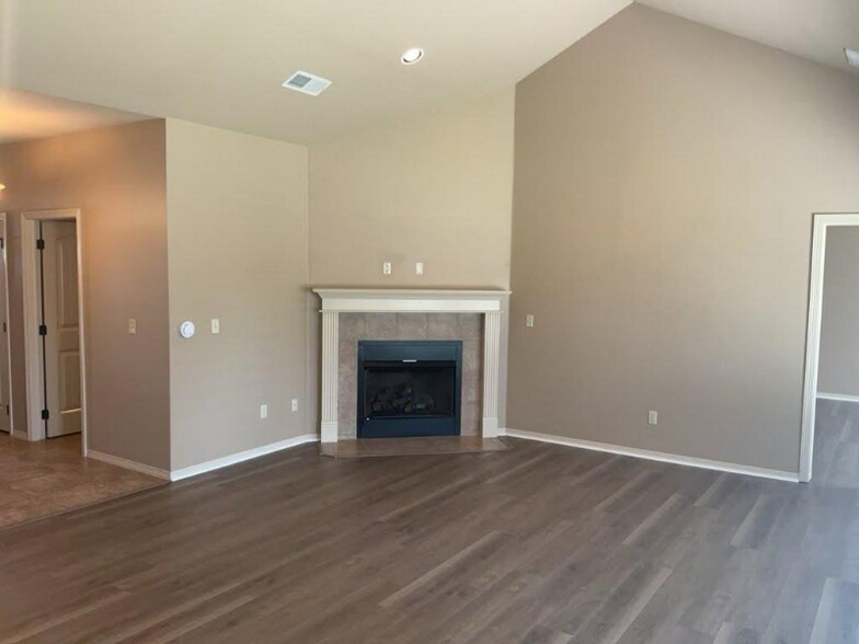 Building Photo - 14537 S Urbana Ct