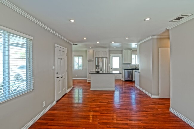 Building Photo - REMODELED, CHARMING & AIRY 3BR2BA HOME W/ OFFICE ON A LARGE LOT W/ NICELY LANDSCAPED FRONT YARD, ...