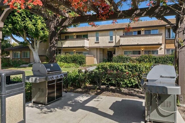 Building Photo - Villa Camarillo Apartments