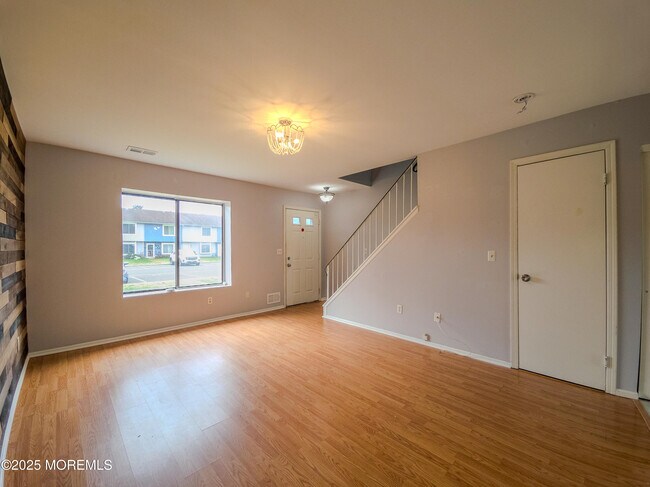 Building Photo - 12 Creek Rd