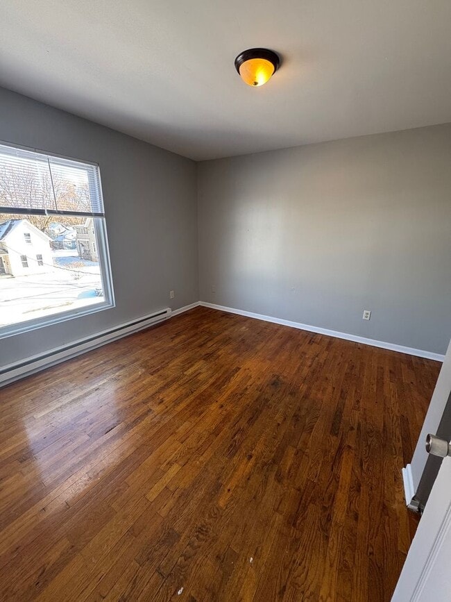 Building Photo - 305 S 4th St