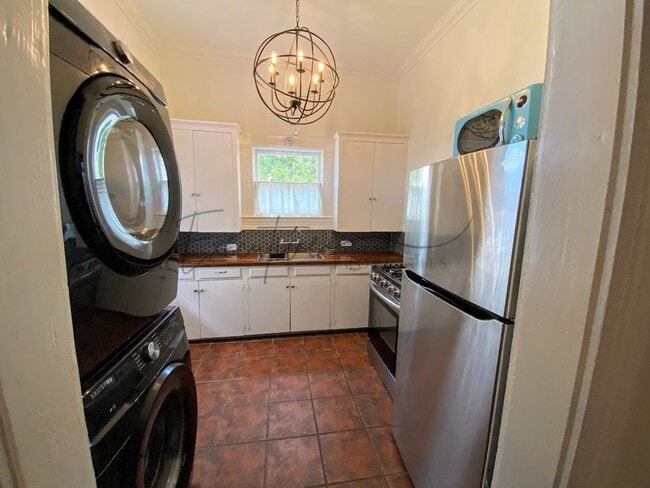 Building Photo - Charpentier District 2-Bed Duplex with Wi-...