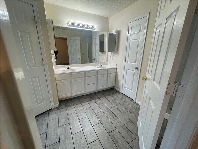 Building Photo - 4815 Vintage Grove Ct