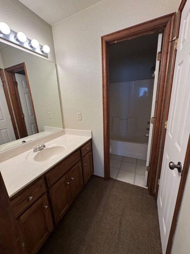 Building Photo - 3 bed in Moore schools new paint, ready fo...