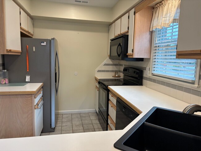 Building Photo - 2 Bedroom 2.5 Bath Home in Kitty Hawk $2150/mo