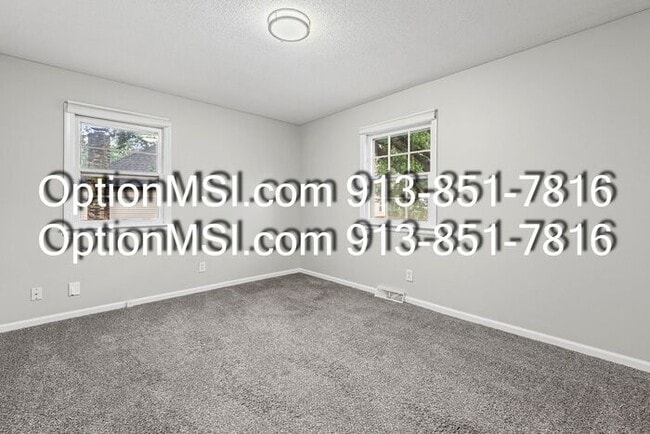 Building Photo - Very Spacious! SMSD!