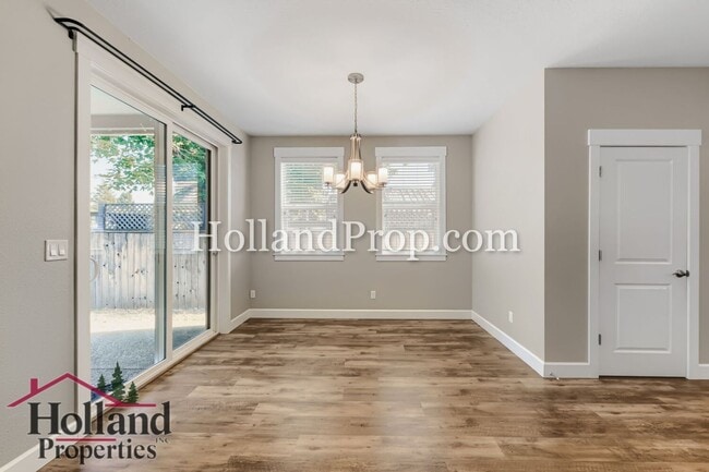 Building Photo - Beautiful 3-Bedroom Home with Fireplace, Modern Kitchen & Private Backyard in Hillsboro