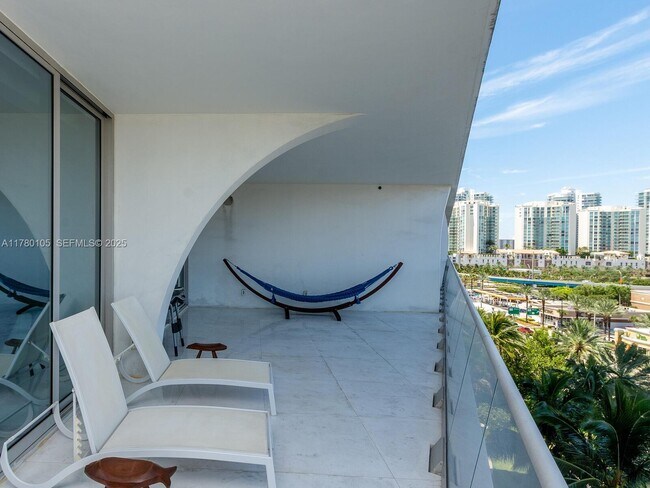 Building Photo - 16901 Collins Ave