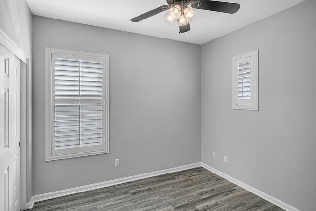 Building Photo - Gorgeous 5 Bedroom Home Behind the Gates i...