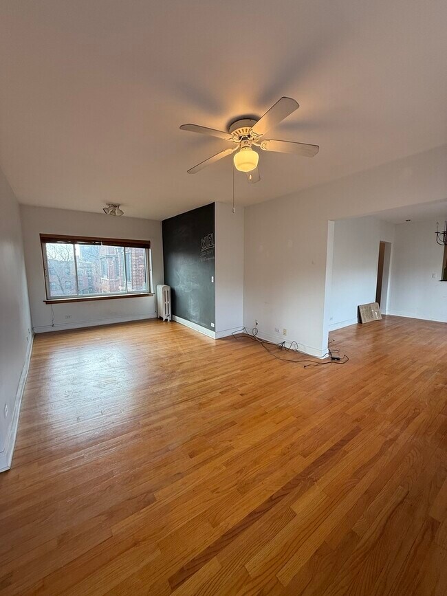 Building Photo - 928 W Sunnyside Ave