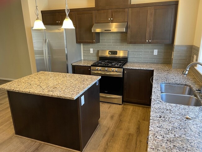 Building Photo - Bethany Townhouse