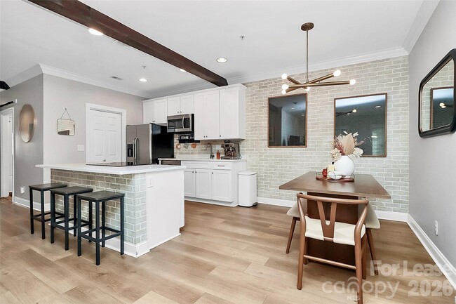 Building Photo - 105 S Summit Ave