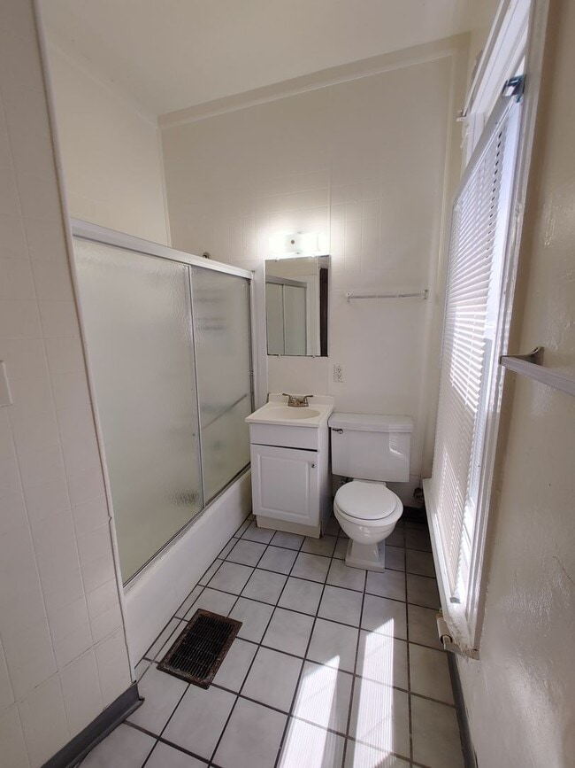 Building Photo - COMPLETELY UPDATED!! 2 bed/1 bath Close to Wexner Medical Center!