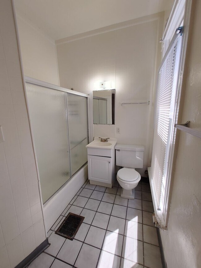 Building Photo - Freshly updated 2 bed/1 bath Close to Wexner Medical Center