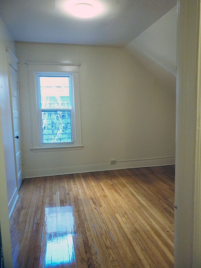 Building Photo - Available 8/1/26- Spacious and Open Two St...