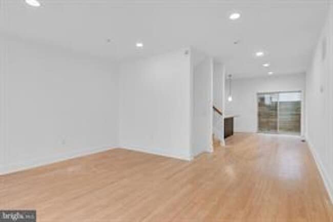 Building Photo - Beautiful Northern Liberties Townhome
