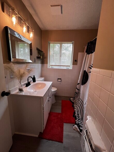 1 Bath Room - Fully Equipped - 39 Rosemont Dr