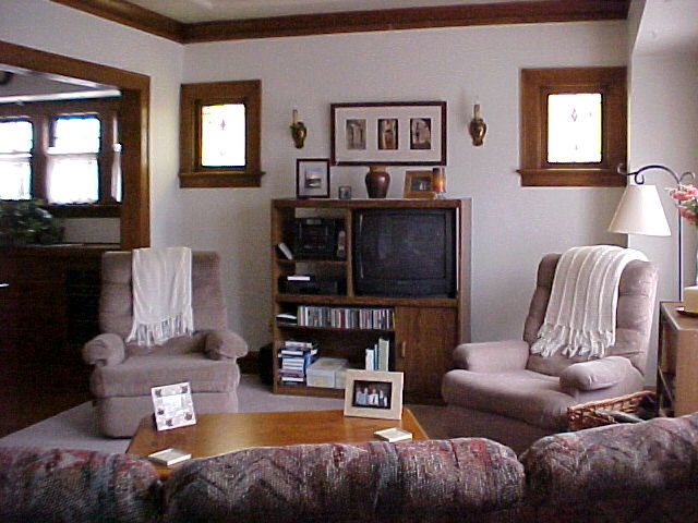 Get comfortable, carpeted LR to soothe your tired feet at the end of the day - 1302 N 58th St