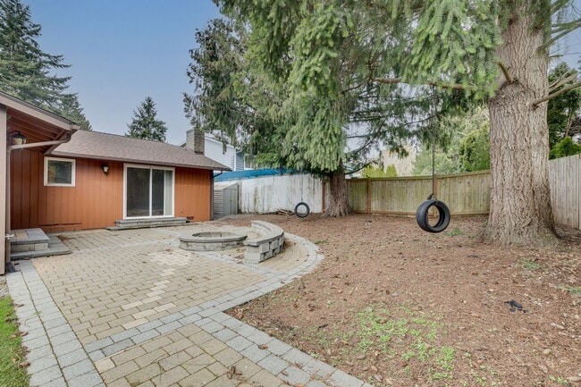 Building Photo - Kirkland Rambler with Amazing Back Yard!