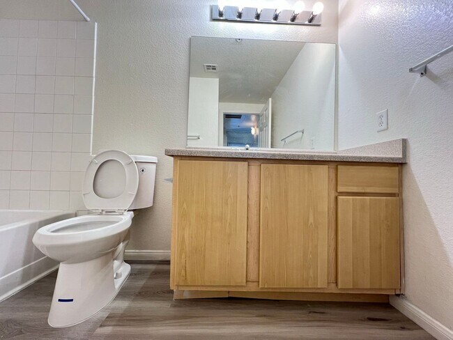 Building Photo - Sweet condo on the first leve