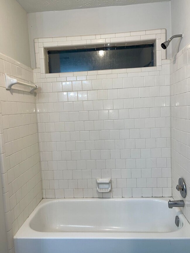 Building Photo - Spacious, Updated 3 Bed/2 Bath Ranch!