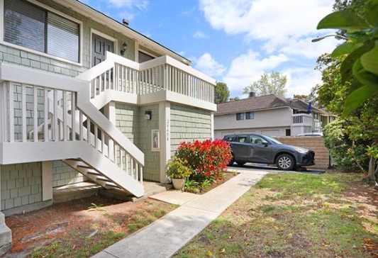 Private entry with parking - 24498 Copper Cliff Ct