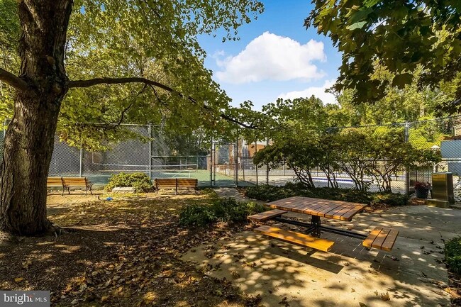 Building Photo - 10684 Weymouth St