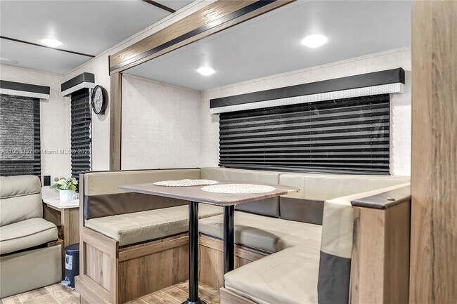 Building Photo - 6036 Polk St