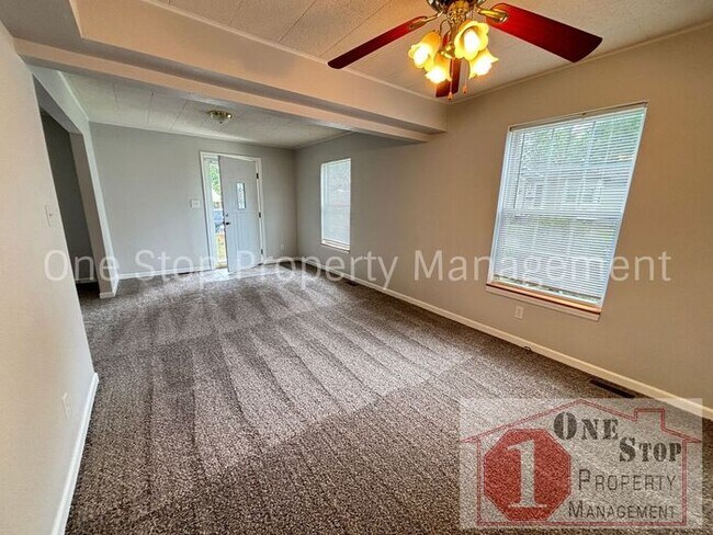 Building Photo - 2 Bedroom, 1.5 Bathroom Home in Independen...