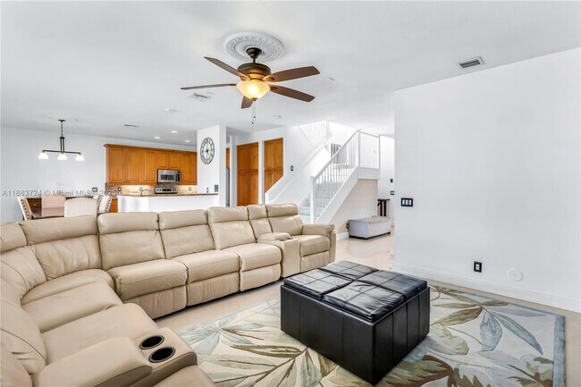 Building Photo - 663 Live Oak Ln