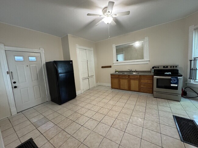 Building Photo - "Cozy 1-Bedroom Gem in Springfield's Heart – Your Perfect Urban Retreat!"