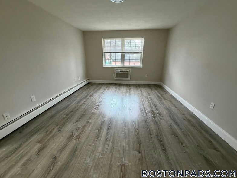 Building Photo - 71 Bernier St