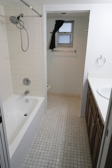 Full bathroom - 17000 NW 67th Ave