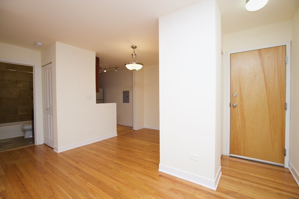 Building Photo - 630 W Wrightwood Ave