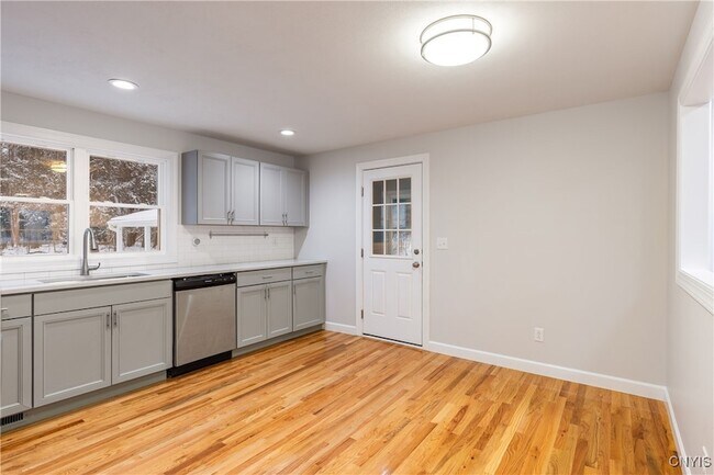 Building Photo - 115 Tarlton Rd