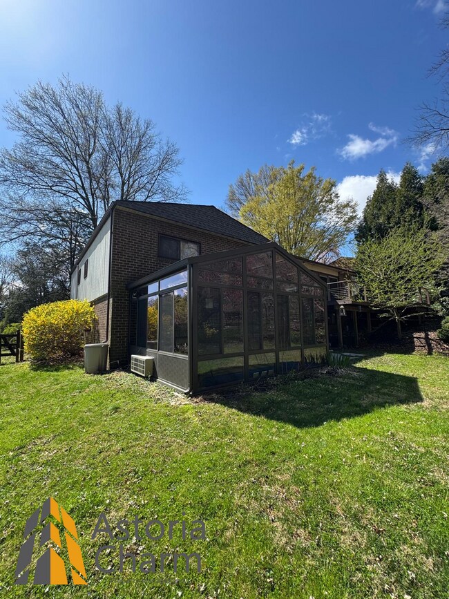 Building Photo - Spacious 5 Bedroom 3 Bath + Den Single Family Detached Home