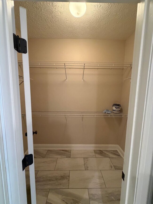 Building Photo - Cozy Condo in Gardens at Gatewood!
