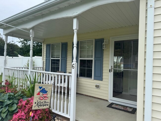 Building Photo - Spacious Three Bedroom Home