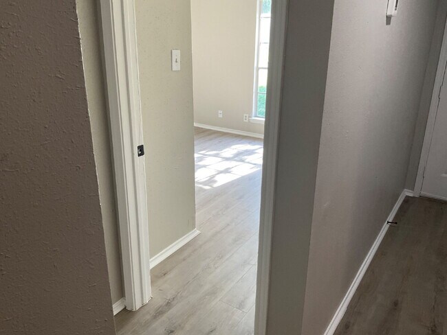 Building Photo - 5512 Lochmoor-