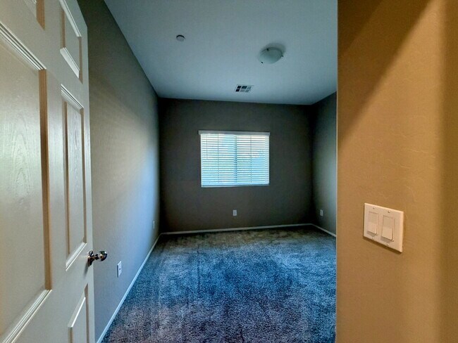Building Photo - 3 BED 3 BATH 2 CAR GARAGE TOWNHOUSE W/ PRIVATE YARD, LOFT & BEDROOM DOWNSTAIRS IN GATED COMMUNITY...