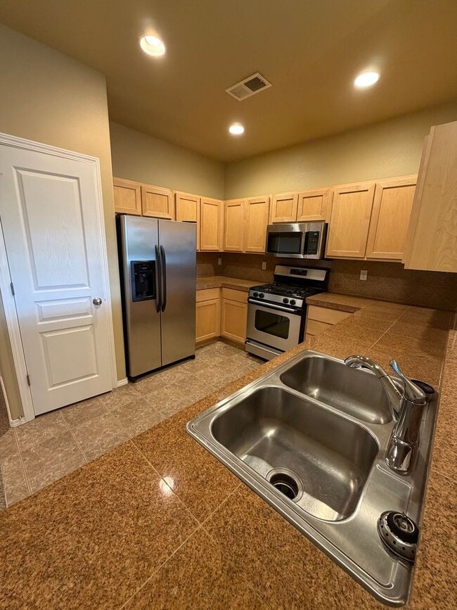 Building Photo - Modern Comfort Meets Easy Living in McKenzie Ridge Estates