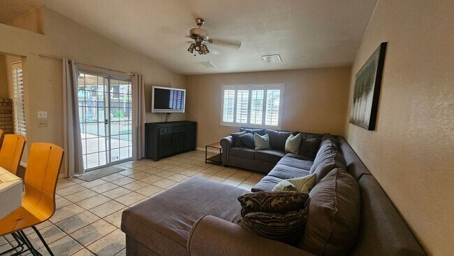 Building Photo - Great NW home with POOL & SOLAR!